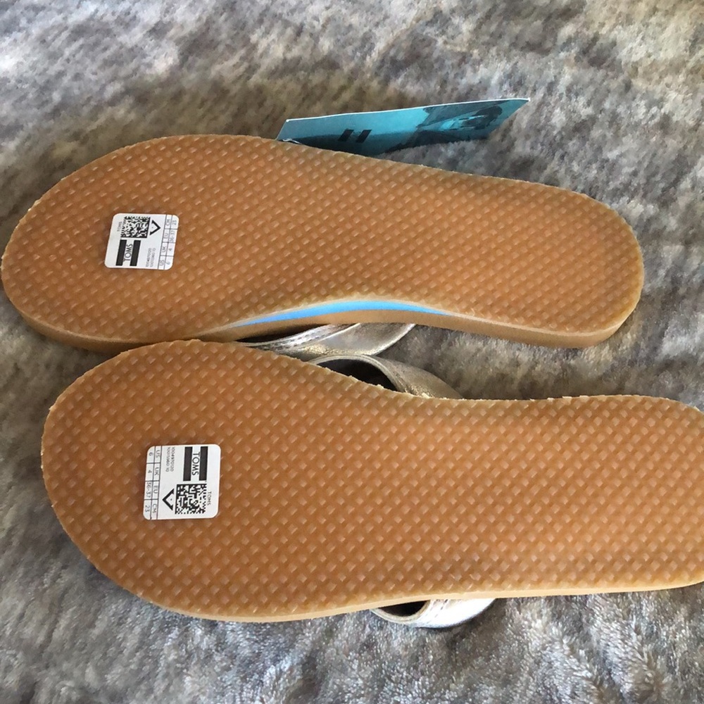 Women's toms flip-flops silver with stretchy toepiece new with tags never worn - Picture 2 of 8